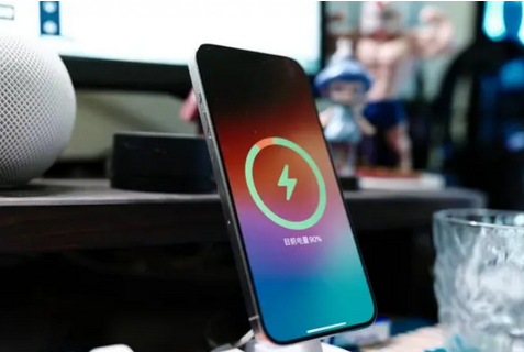秦淮苹果15换屏服务分享用什么充电器给iPhone15充电更好 